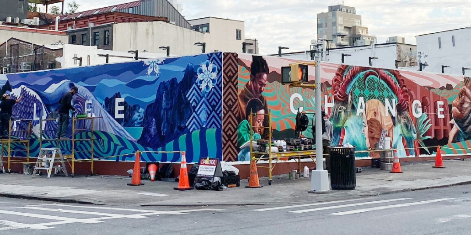 Ein lebhaftes AR Mural in Arbeit zeigt vielfältige Bilder und das Wort "VERÄNDERUNG" deutlich dargestellt.