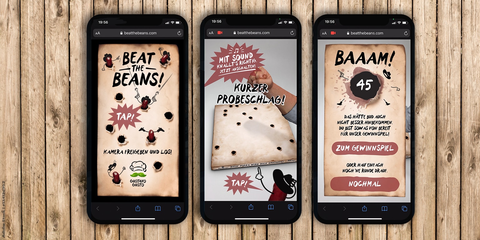 Eine mobiles Interface mit dem Titel "Beat the Beans", Anweisungen zum Tippen und einer Punktezählung auf einem rustikalen Holz-Hintergrund. 