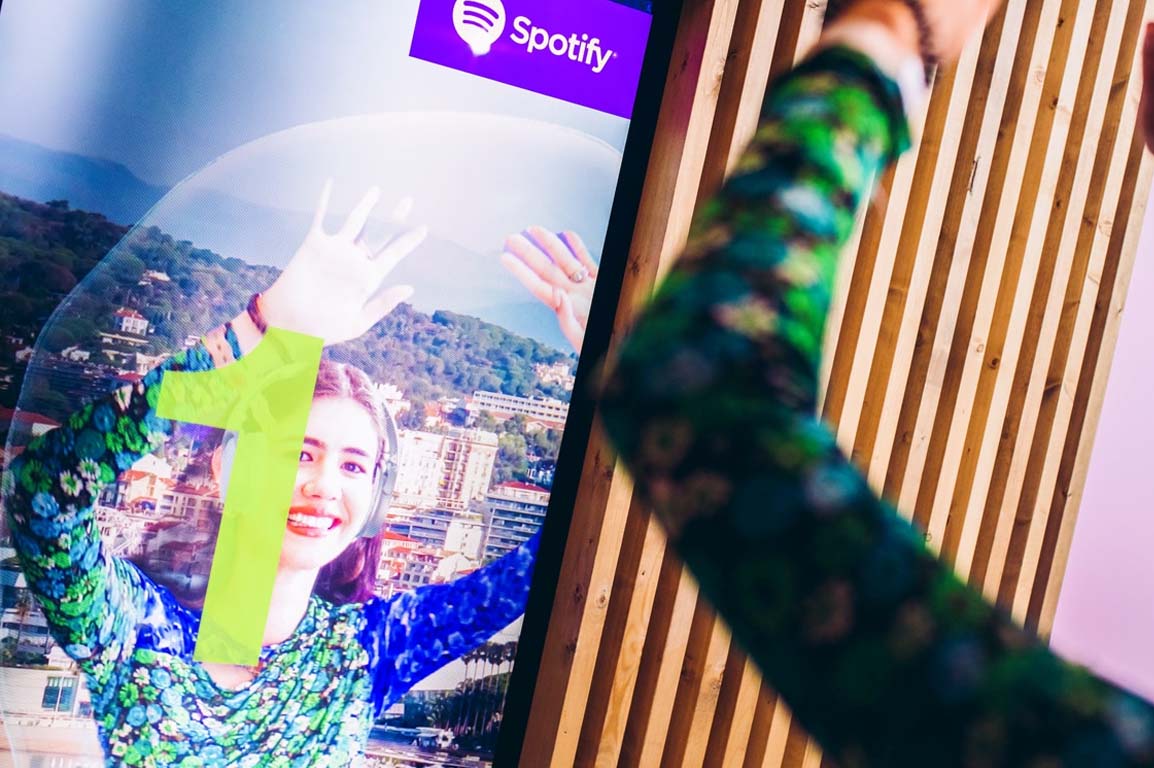 "All ears on you" Virtual Mirror